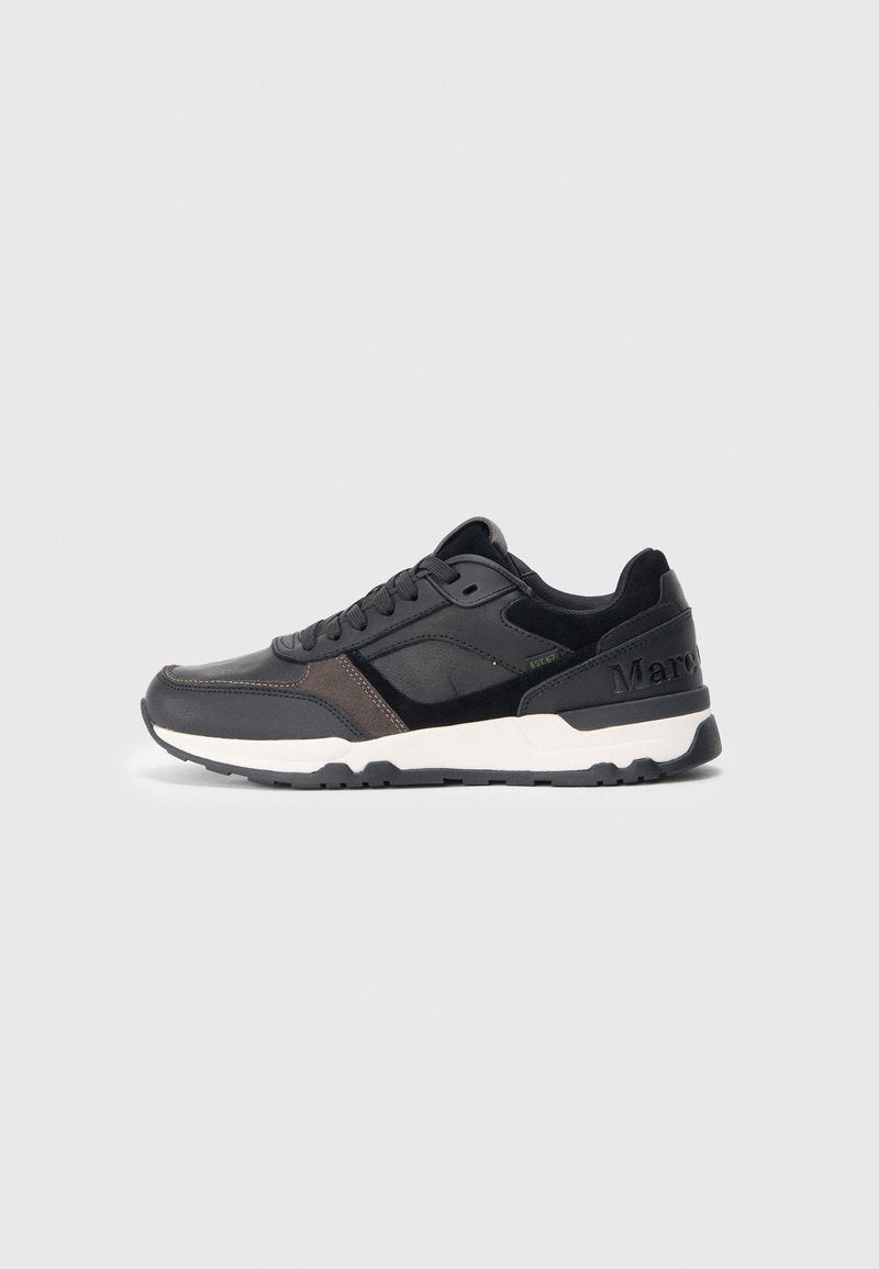 Schwarze Sneakers aus einer Kombination von Leder und Wildleder, mit einem braunen Akzentpaneel, einer weißen Zwischensohle und einer strukturierten schwarzen Gummisohle.