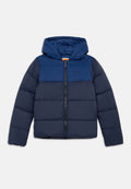 Marineblaue Steppjacke mit Kapuze. Verfügt über einen kontrastierenden hellblauen oberen Bereich, einen Frontreißverschluss und horizontale Steppnähte am Körper.