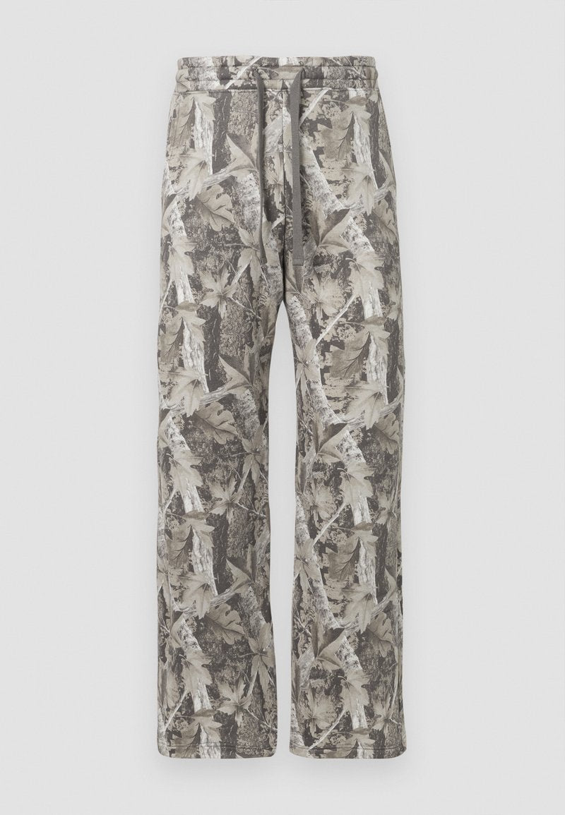 Camo-Print-Hose mit lockerer Passform, grauer und beiger Farbpalette, elastischem Bund mit Kordelzug und weicher Stofftextur.