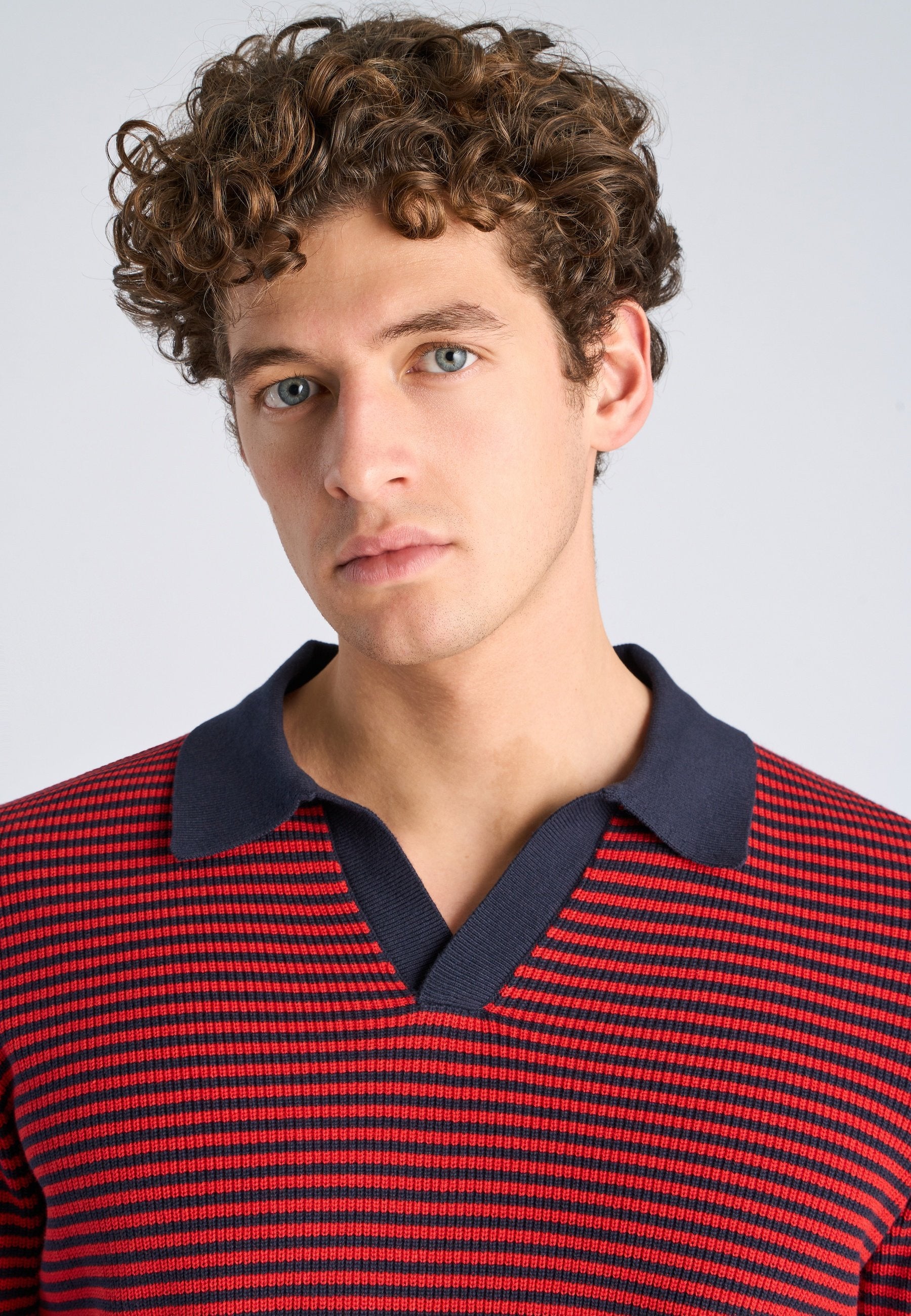 V-NECK  Media 6
