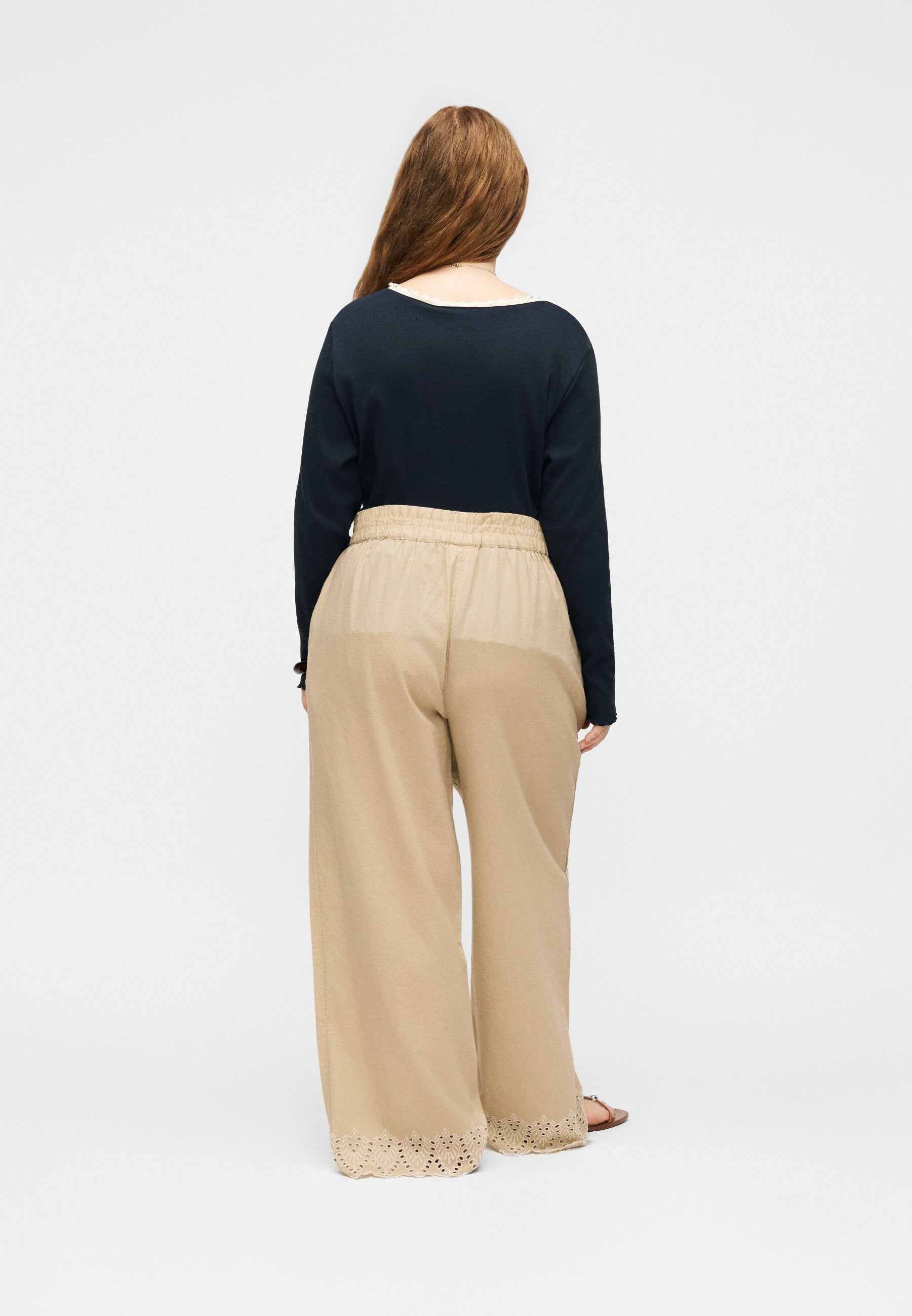 CARPAULA PULL UP PANT Media 4