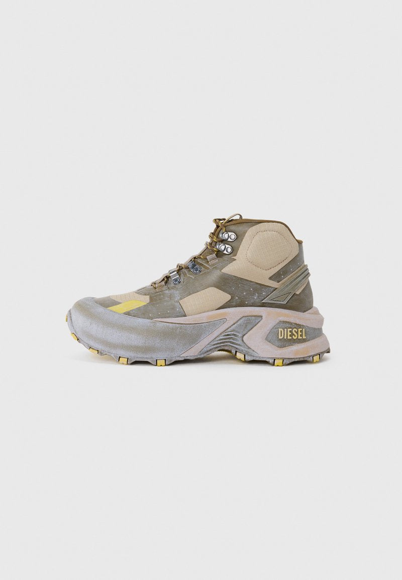 Beige und graue Mid-Top-Sneaker mit strukturierten Panels, metallischen Ösen und gelben Akzenten an der Sohle und den Seiten. Logo am Fersenbereich.