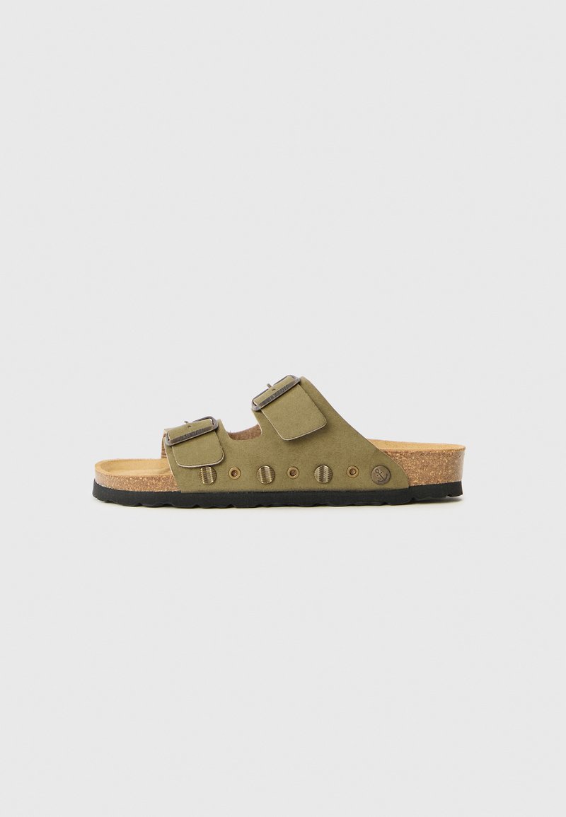Olivgrüne Slipper aus weichem Wildleder, mit zwei verstellbaren Riemen und metallischen Schnallen, einem Korkfußbett und einer strukturierten schwarzen Sohle.