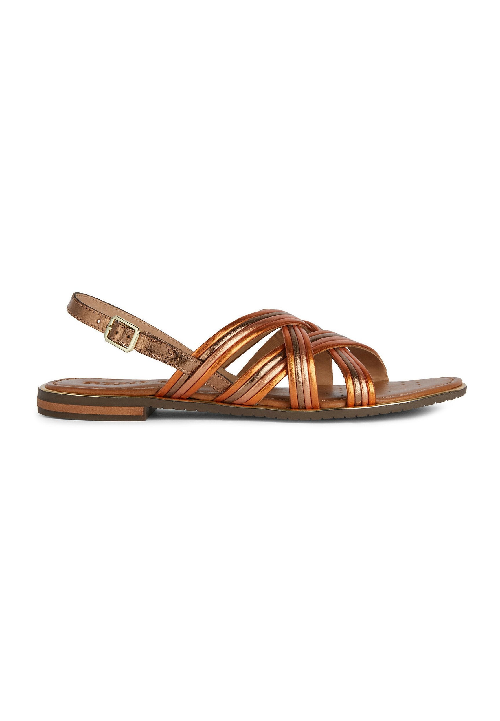 Braune Leder-Sandalen mit überkreuzten Riemen, einem verstellbaren Knöchelriemen und einer flachen Sohle mit leicht erhobenem Rand. Strukturierte Details an den Riemen.