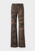 Braune Jeans im Schlagschnitt mit einem verblassten, strukturierten Finish. Mit fünf Taschen, Gürtelschlaufen und einer Knopfverschluss. Flache Nähte und weiter Beinverlauf.