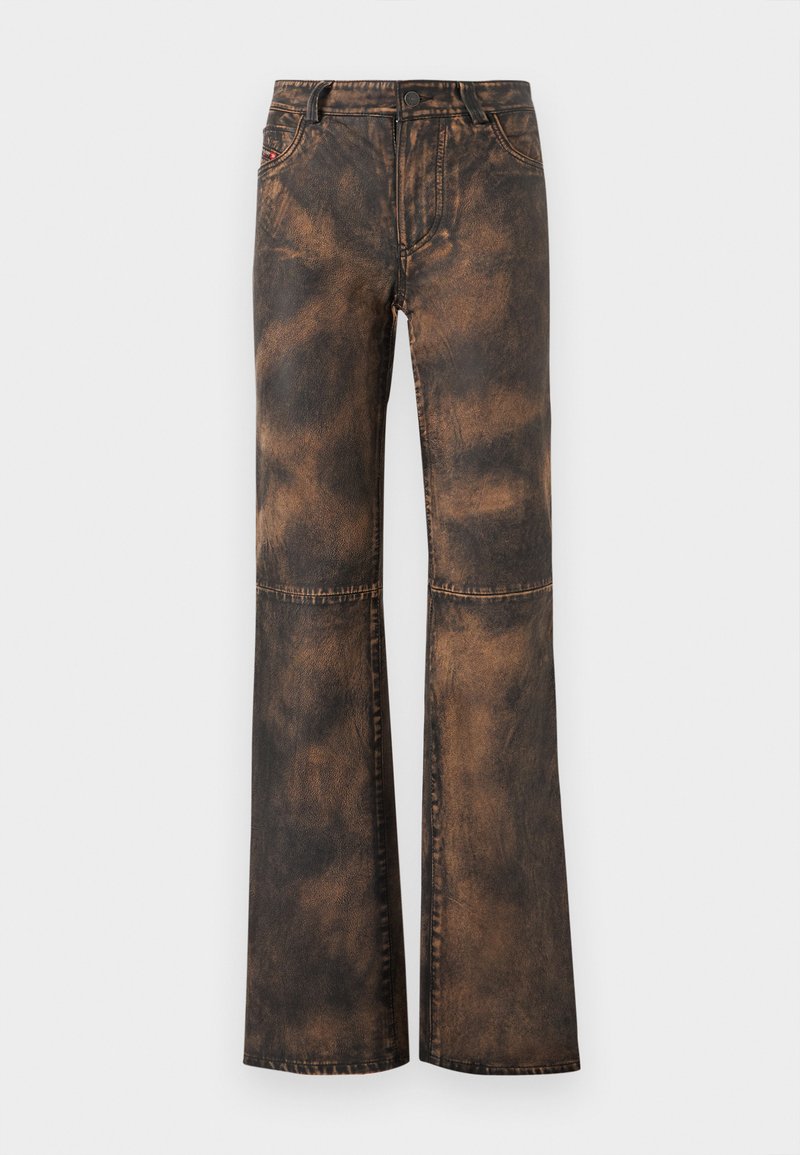 Braune Jeans im Schlagschnitt mit einem verblassten, strukturierten Finish. Mit fünf Taschen, Gürtelschlaufen und einer Knopfverschluss. Flache Nähte und weiter Beinverlauf.