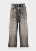 Hoch taillierte, weit geschnittene Jeans aus grauem Denim mit verwaschenem Look, vorderer Knopfleiste und Reißverschluss sowie klassischer Fünf-Taschen-Optik.