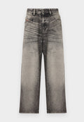 Hoch taillierte, weit geschnittene Jeans aus grauem Denim mit verwaschenem Look, vorderer Knopfleiste und Reißverschluss sowie klassischer Fünf-Taschen-Optik.