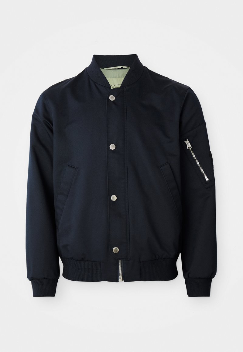 Marineblauer Bomberjacke mit Druckknöpfen, Reißverschlusstasche am Arm, geripptem Kragen, Bündchen und Saum, Taschen an der Vorderseite auf weißem Hintergrund.