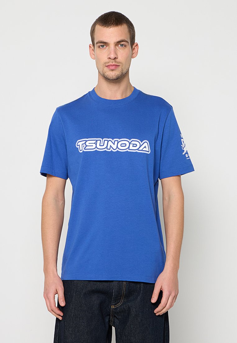 Blaues kurzärmeliges Baumwoll-T-Shirt mit weißem "TSUNODA"-Logo auf der Brust, Rundhalsausschnitt und lockerem Schnitt.