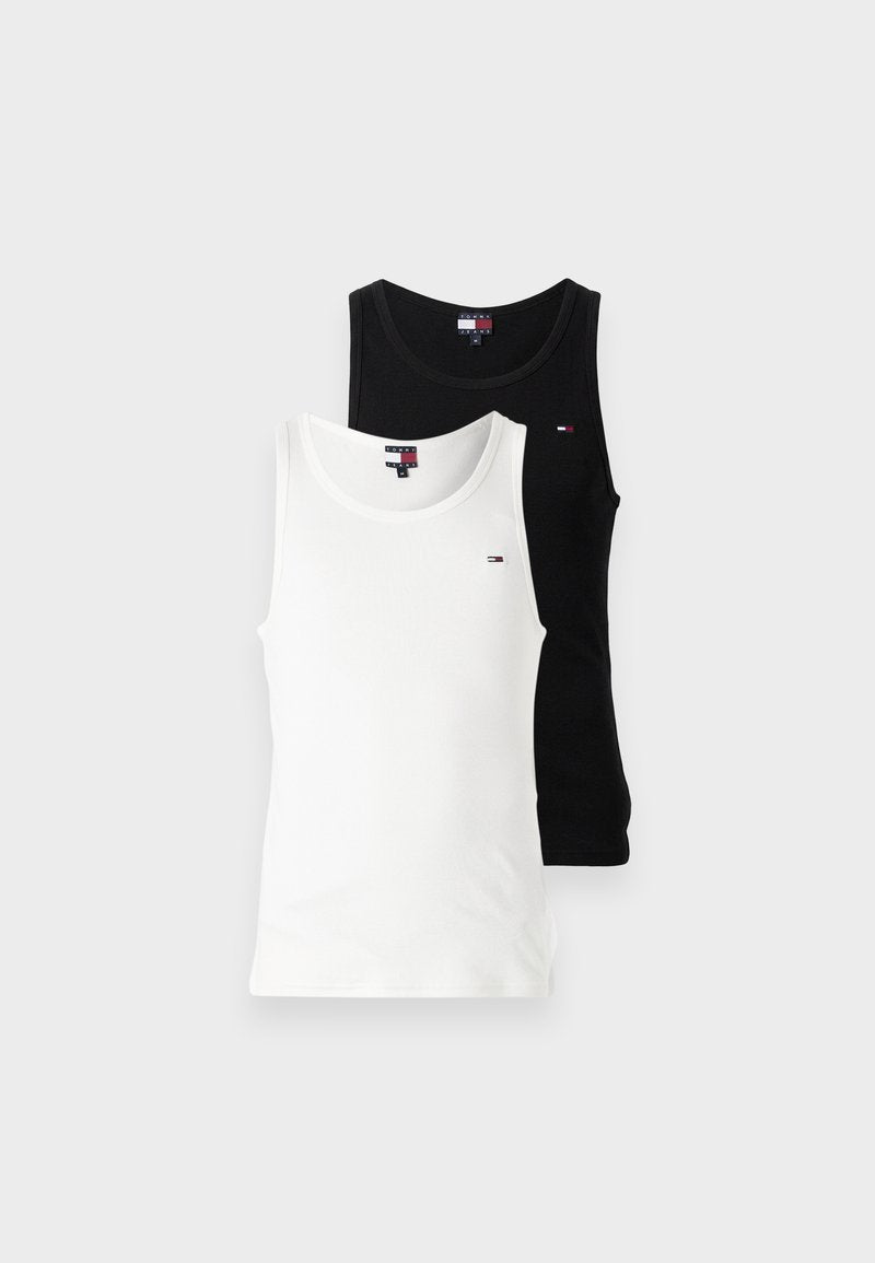 Zwei ärmellose Tanktops mit Rundhalsausschnitt, eines weiß und eines schwarz, jeweils mit einem kleinen rot-weiß-blauen rechteckigen Logo auf der Brust.