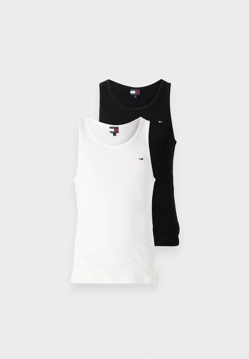 Zwei ärmellose Tanktops mit Rundhalsausschnitt, eines weiß und eines schwarz, jeweils mit einem kleinen rot-weiß-blauen rechteckigen Logo auf der Brust.