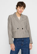 Gestreifter Blazer in Beige und Schwarz, doppelt knöpfbar mit Reverskragen, zwei vordere Taschen und einem verkürzten Design. Glatte Stoffstruktur.