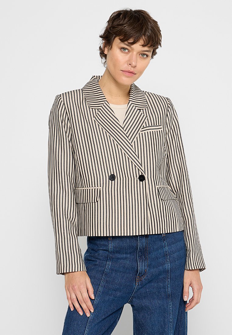 Gestreifter Blazer in Beige und Schwarz, doppelt knöpfbar mit Reverskragen, zwei vordere Taschen und einem verkürzten Design. Glatte Stoffstruktur.