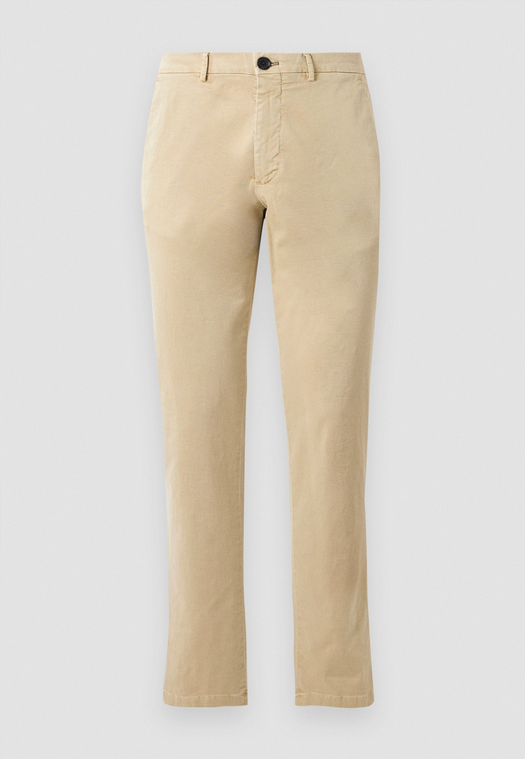 Beige Baumwoll-Chinos mit geradem Bein, frontale Knopfverschluss und dezenten Nähdetails. Glatte Textur und keine Muster.
