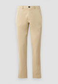 Beige Baumwoll-Chinos mit geradem Bein, frontale Knopfverschluss und dezenten Nähdetails. Glatte Textur und keine Muster.