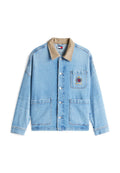 Hellblaues Denim-Jacket mit einem beigen Cordkragen, Knopfverschluss, zwei Fronttaschen und einem gestickten Logo auf der Brusttasche.