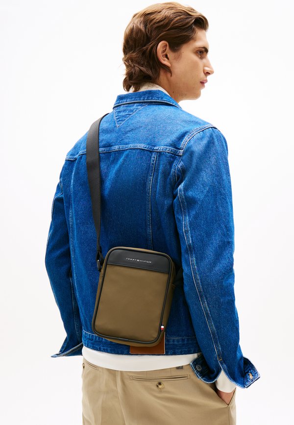 Tommy Hilfiger METAL LOGO CROSSBODY REPORTER BAG - Cross body bag - willow green