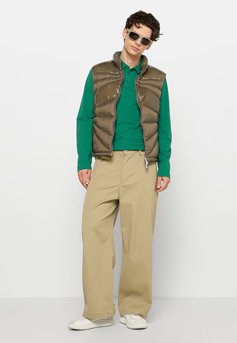 Armani Exchange Weste Media 2