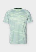 Nike Performance STRIDE - Sports T-shirt - steam/barely volt