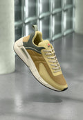 Sneaker mit einer Mischung aus gelbem und beigem Mesh und Leder, mit einem grünen Akzent, Schnürdesign und einer strukturierten Sohle.