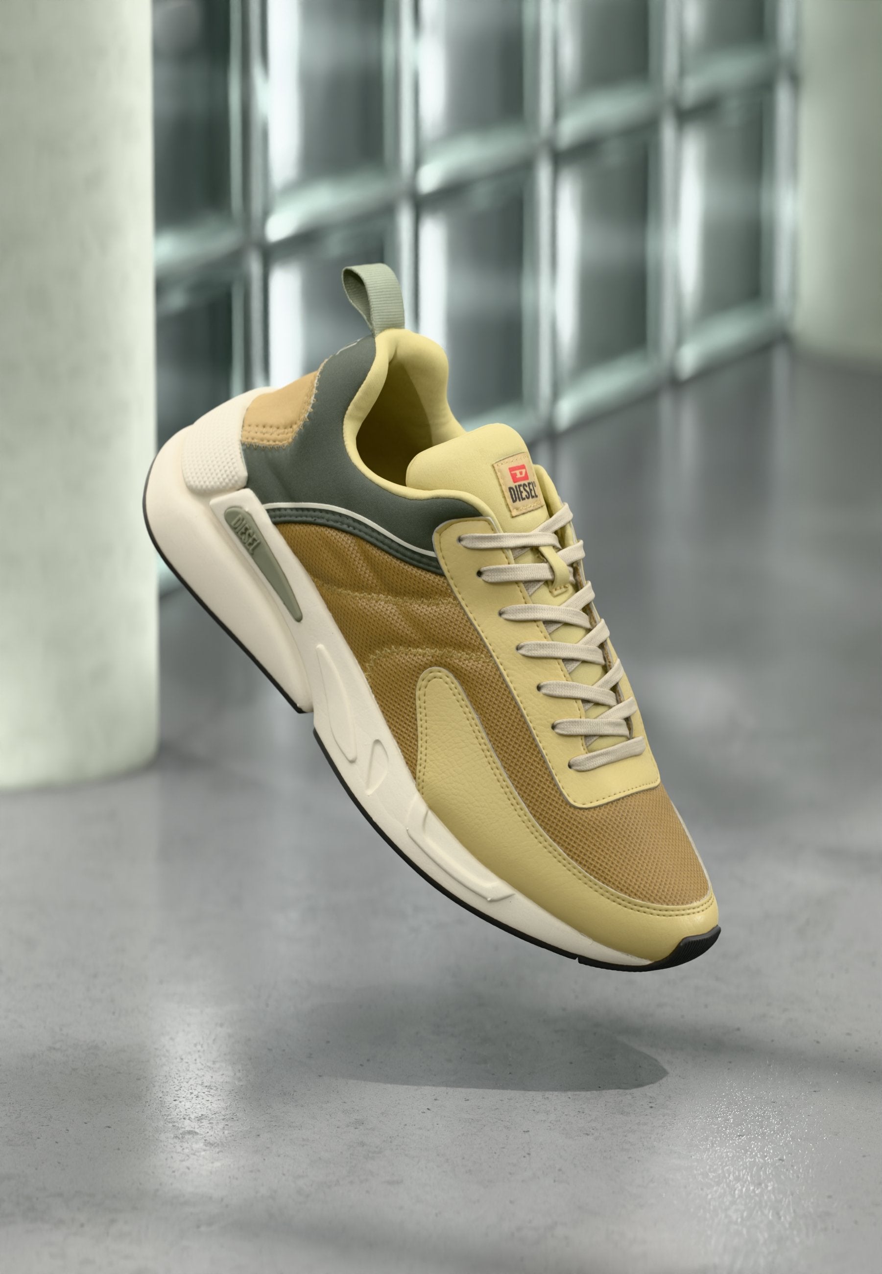 Sneaker mit einer Mischung aus gelbem und beigem Mesh und Leder, mit einem grünen Akzent, Schnürdesign und einer strukturierten Sohle.