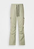 Hellgrüne Cargo-Hose mit lockerem Schnitt, elastischem Bund, schwarzem Kordelzug, zwei seitlichen Taschen und dezenten Nähdetails.