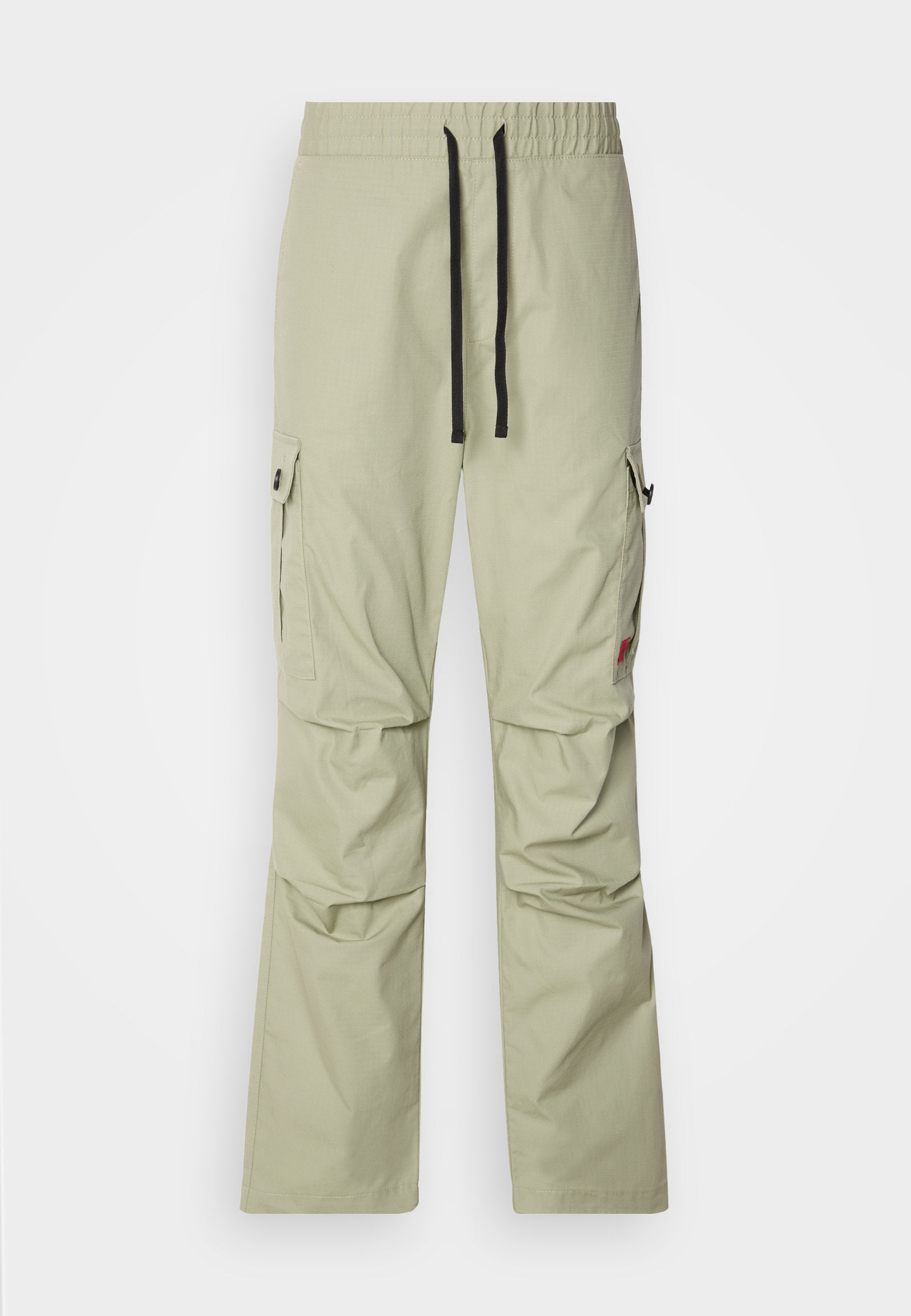 Hellgrüne Cargo-Hose mit lockerem Schnitt, elastischem Bund, schwarzem Kordelzug, zwei seitlichen Taschen und dezenten Nähdetails.
