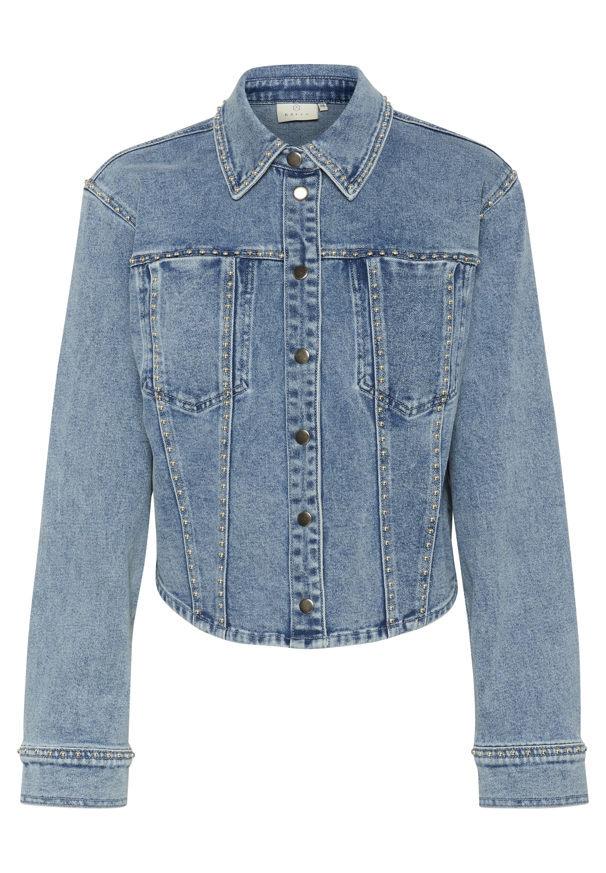 Hellblaues Jeansjacke mit einem taillierten Design, ausgestattet mit einem spitzen Kragen, Druckknöpfen und nietenbesetzten Akzenten entlang der Nähte und Taschen.