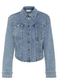Hellblaues Jeansjacke mit einem taillierten Design, ausgestattet mit einem spitzen Kragen, Druckknöpfen und nietenbesetzten Akzenten entlang der Nähte und Taschen.