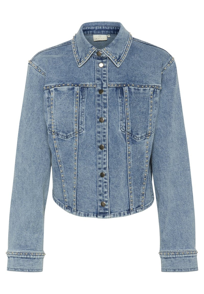 Hellblaues Jeansjacke mit einem taillierten Design, ausgestattet mit einem spitzen Kragen, Druckknöpfen und nietenbesetzten Akzenten entlang der Nähte und Taschen.
