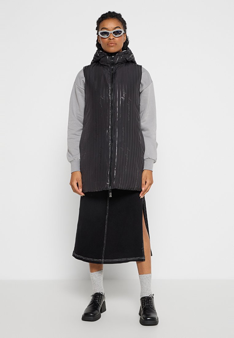 Armani Exchange Weste Media 2