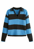 Strickpullover mit V-Ausschnitt, langen Ärmeln und kräftigen, abwechselnden Streifen in Hellblau und Schwarz, ergänzt durch strukturierte Zopfmusterakzente.