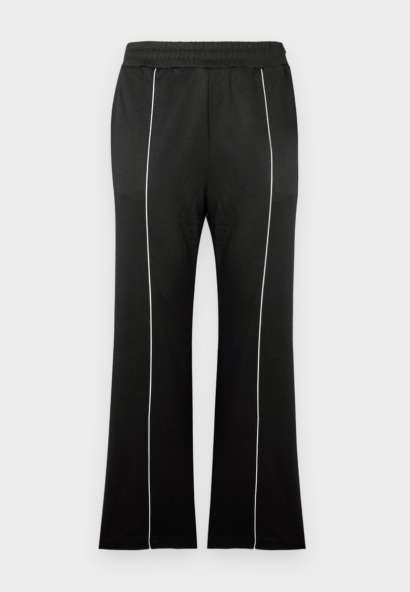 Schwarze Sporthose mit tailliertem Bund, weißen Seitenstreifen und ausgestelltem Bein. Hergestellt aus weichem, dehnbarem Stoff.
