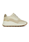 Beige Sportschuhe mit einer klobigen weißen und braunen Sohle. Verfügt über weiches Wildleder und glattes Leder, goldene Akzente und eine strukturierte Rückseite.