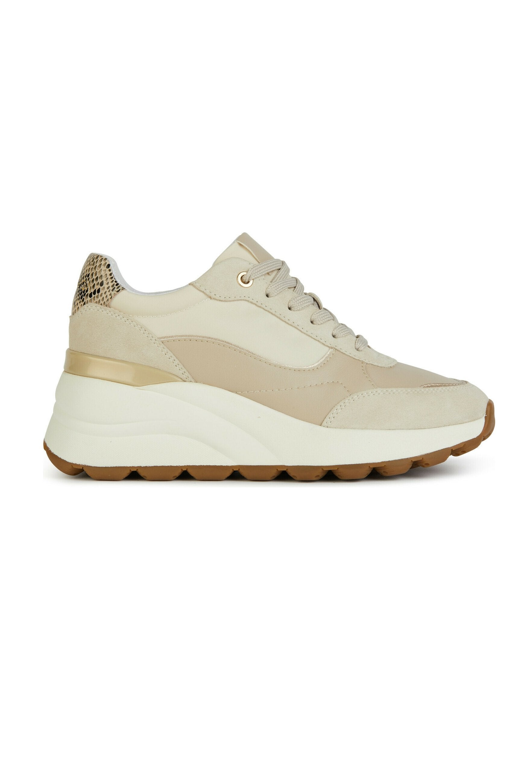 Beige Sportschuhe mit einer klobigen weißen und braunen Sohle. Verfügt über weiches Wildleder und glattes Leder, goldene Akzente und eine strukturierte Rückseite.