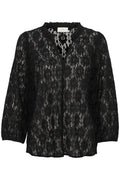 Schwarze Spitzenbluse mit einem gerafften Ausschnitt, Dreiviertelärmel und floralem Muster mit leichter Transparenz. Knopfverschluss vorne.