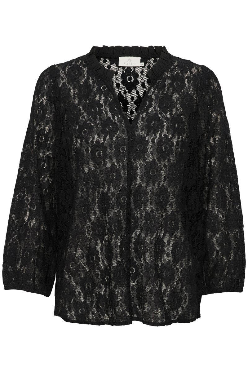 Schwarze Spitzenbluse mit einem gerafften Ausschnitt, Dreiviertelärmel und floralem Muster mit leichter Transparenz. Knopfverschluss vorne.