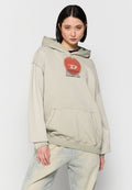 Beige Kapuzenpullover mit einer großen Fronttasche, gerippten Bündchen und einer weichen Textur. Auf der Brust befindet sich ein rotes, rundes Grafikdesign mit dem "DIESEL"-Logo.