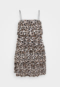 Leopardenmuster-Kleid mit gestuften Rüschen, ausgestattet mit schwarzen und beige Flecken auf einem hellen Hintergrund. Entworfen mit verstellbaren Spaghettiträgern.