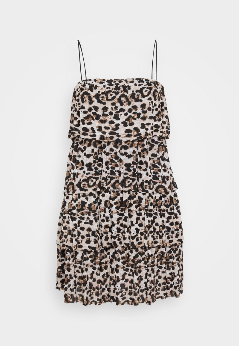Leopardenmuster-Kleid mit gestuften Rüschen, ausgestattet mit schwarzen und beige Flecken auf einem hellen Hintergrund. Entworfen mit verstellbaren Spaghettiträgern.