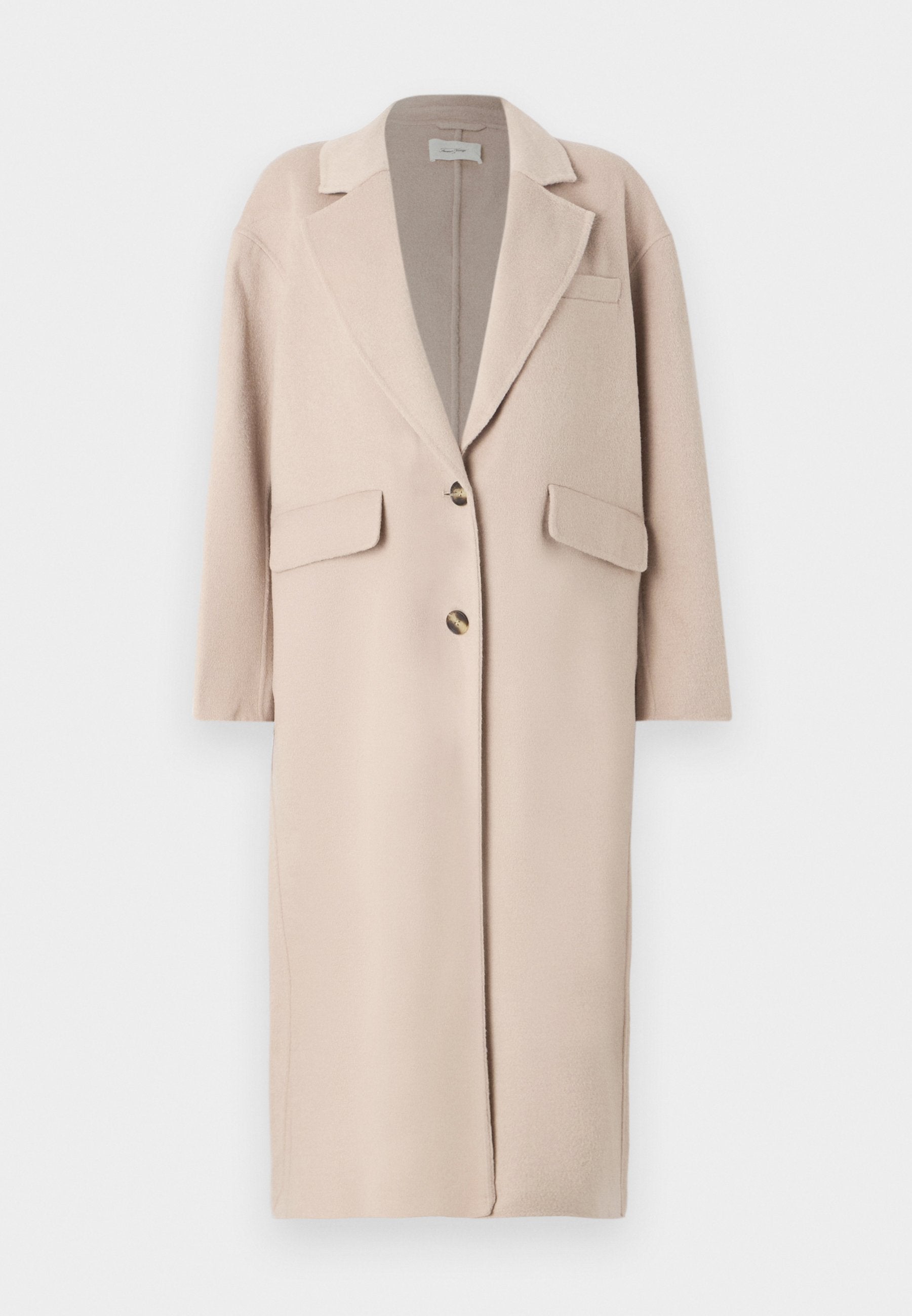Beige Wollmischungsmantel mit einem Reverskragen, zwei Fronttaschen, drei Knöpfen und einem geraden Schnitt. Er verfügt über eine weiche Textur und ist mittellang.