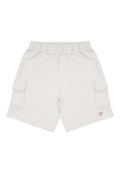 Hellgraue Cargo-Shorts aus weichem Stoff, mit einem elastischen Bund, zwei seitlichen Taschen und einem kleinen Logo auf der Vorderseite.