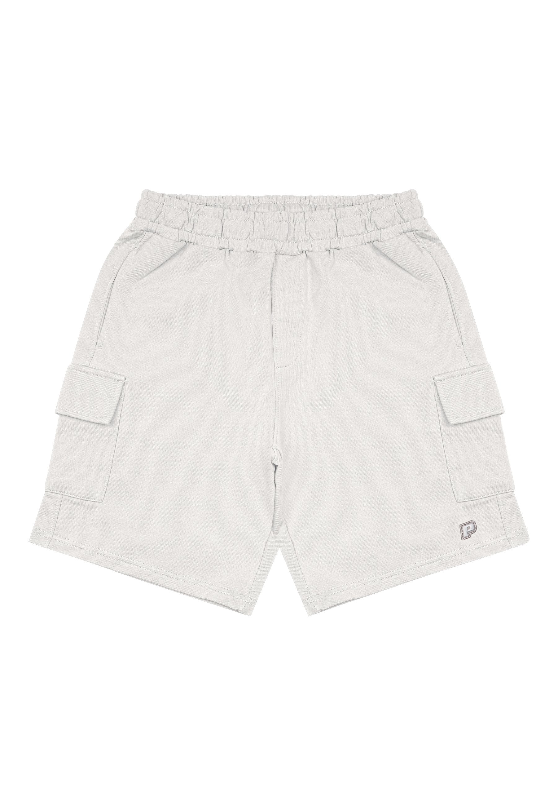 Hellgraue Cargo-Shorts aus weichem Stoff, mit einem elastischen Bund, zwei seitlichen Taschen und einem kleinen Logo auf der Vorderseite.