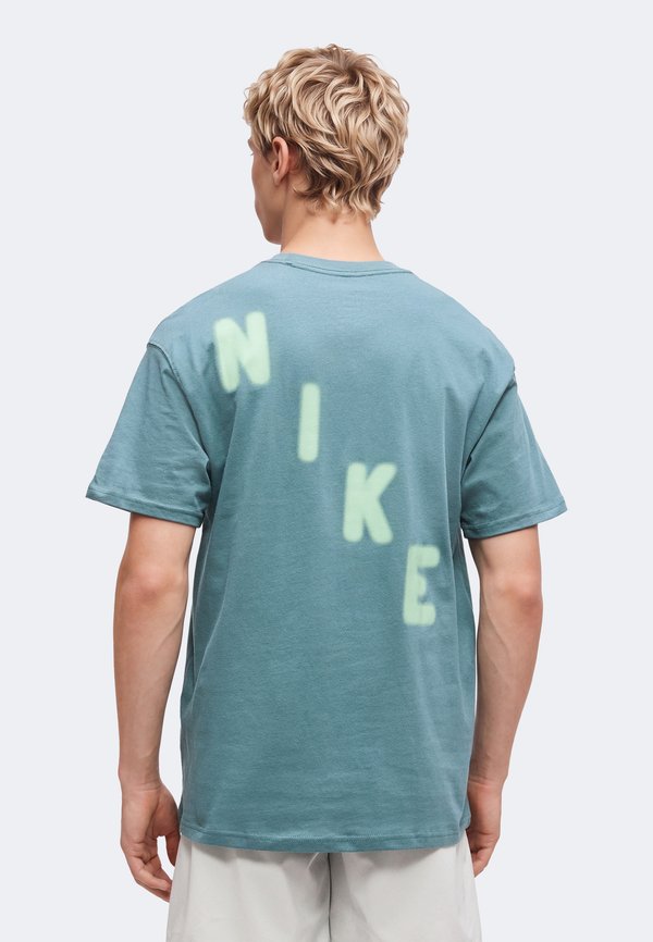 Nike Performance TEE GRIT - Print T-shirt - mineral slate/steam