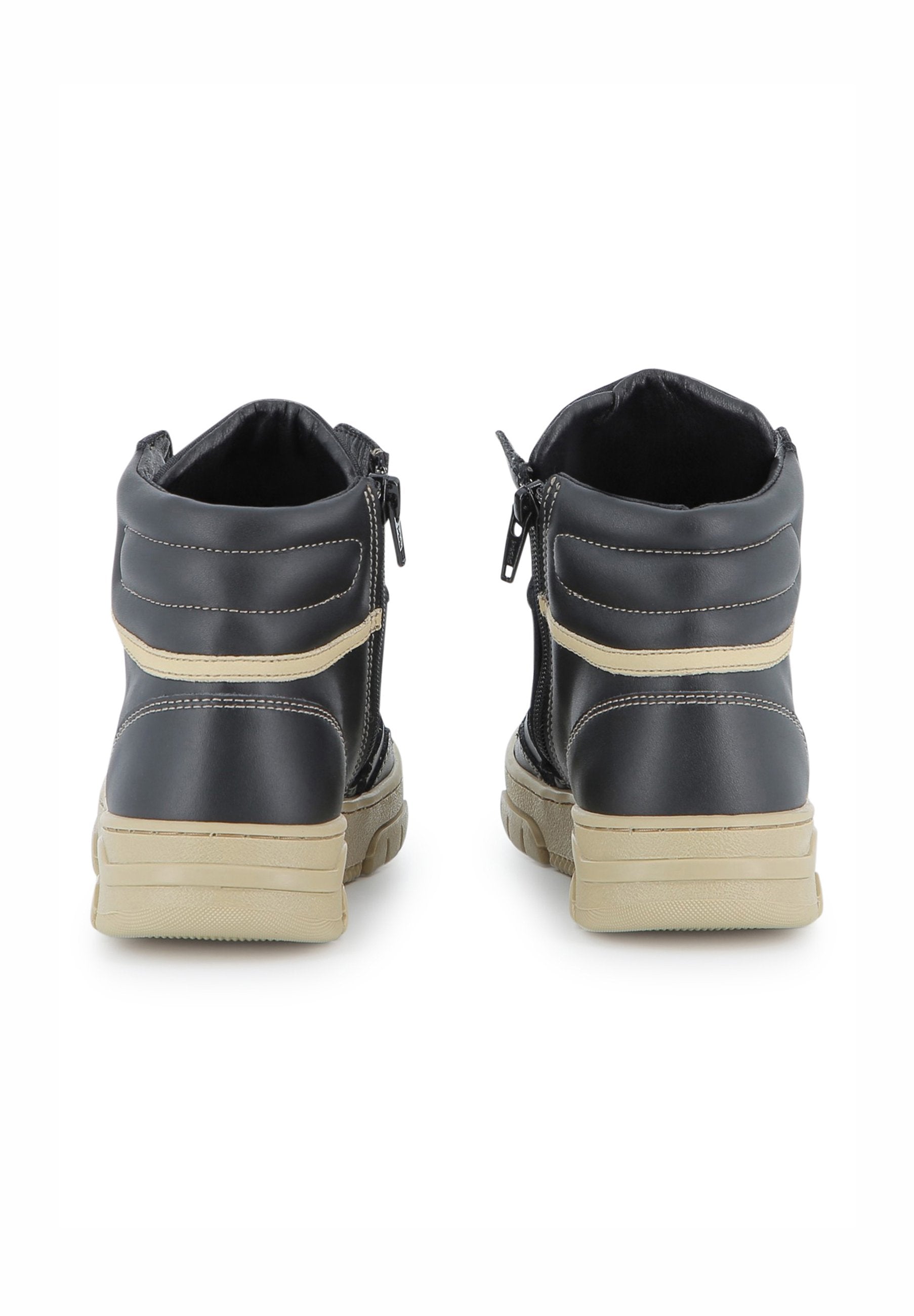 SNEAKERS Media 4