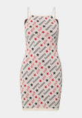 Figurbetontes Kleid aus Strickstoff mit einem cremigen Grundton, der mit wiederholtem Text in Schwarz und Rot sowie Sternmustern versehen ist. Mit Spaghettiträgern.