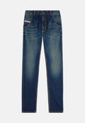 Dunkelblaue Jeans mit einem ausgebleichten Design, elastischem Kordelzug an der Taille und fünf Taschen. Kontrastnähte sind entlang der Nähte sichtbar.