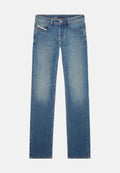 Blaue gerade geschnittene Jeans aus Denim mit verwaschenem Look, fünf Taschen und metallischem Knopfverschluss auf einem weißen Hintergrund.