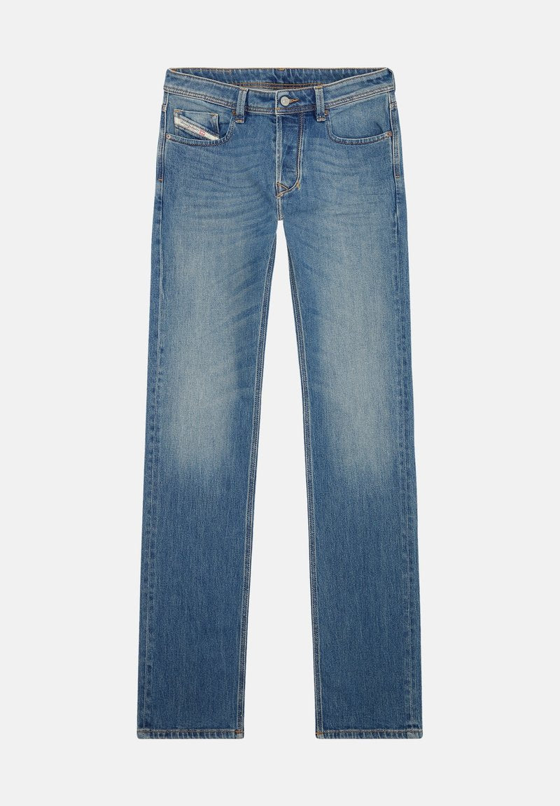 Blaue gerade geschnittene Jeans aus Denim mit verwaschenem Look, fünf Taschen und metallischem Knopfverschluss auf einem weißen Hintergrund.